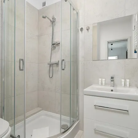 Przestronny W Poznaniu Z Trzema Sypialniami 2 Miejsca Postojowe By Renters דירה פוזנן